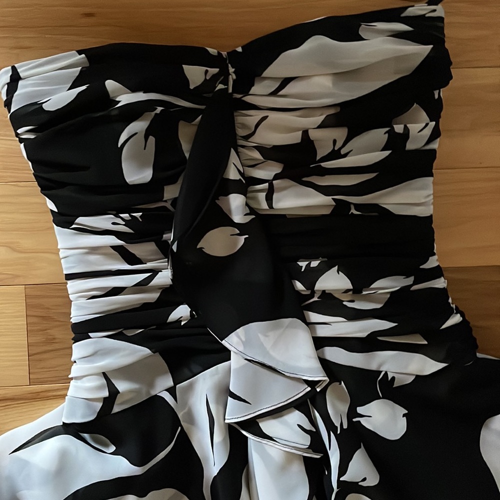 White House Black Market Ruffled Dress. - Picture 2 of 5